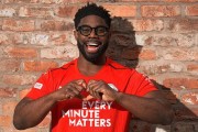 kaiyun管理-为心脏健康月做宣传，理查兹、迪福等前英超球星做出爱心手势